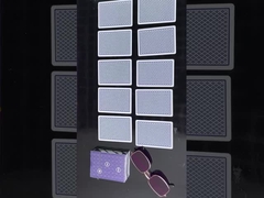 Occhi che vedono attraverso le carte e rivelano segni nascosti