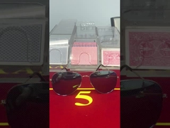 Occhiali con carte contrassegnate