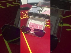 Leggere domina il tavolo del poker con carte di poker segnate