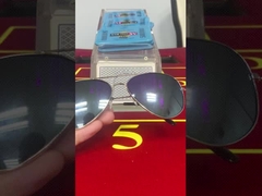 Occhiali con carte contrassegnate